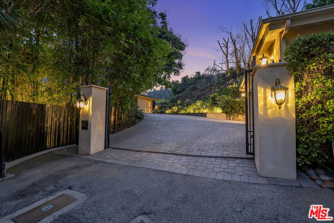 1457   Claridge Dr 3BR Beverly Hills Post Office | B.H.P.O. La