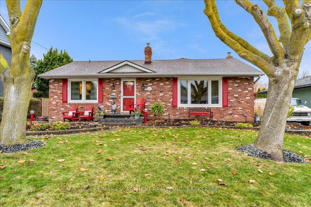 Welcome to this charming 3 bedroom 1 den, 3 full bathroom home nestled in the quiet and sought after neighborhood of Grimsby Beach.