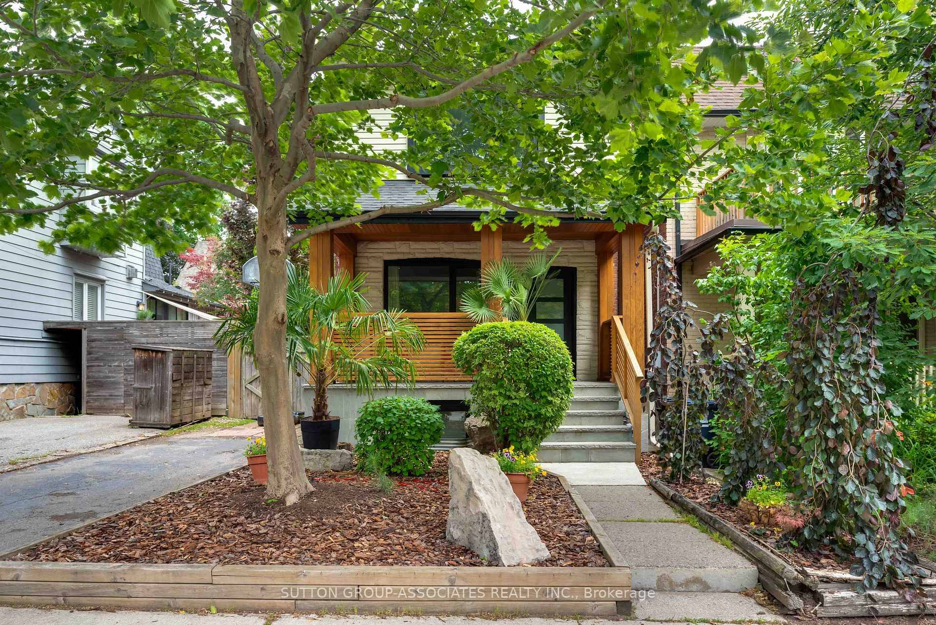 Great opportunity to live on a dead end street in the heart of family friendly Wychwood.