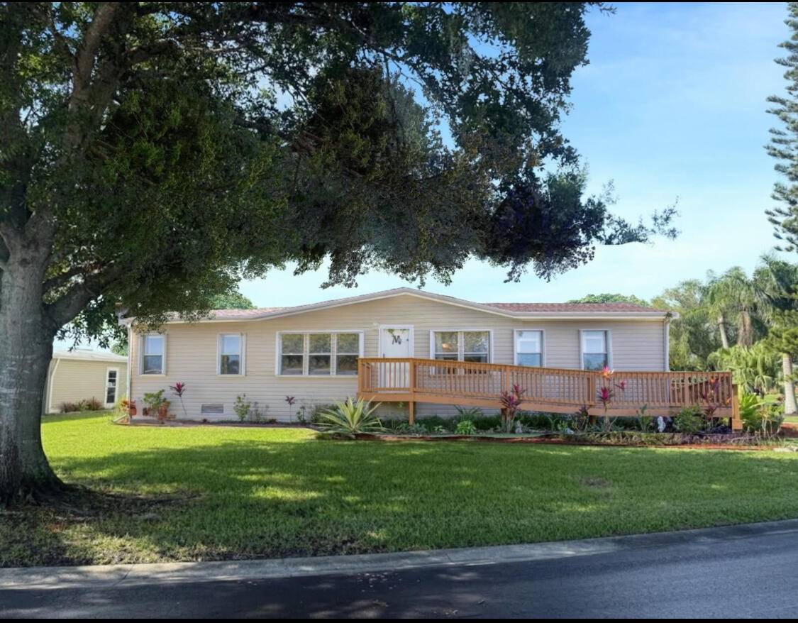 SEMINOLE COVE 3 2 DWMH on corner lot with captive lake view.