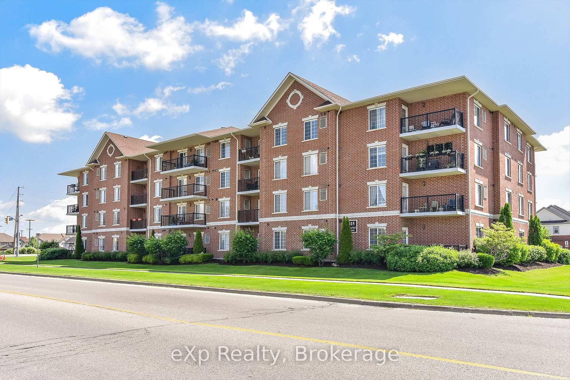 Rare find this bright corner unit condo comes with 2 parking spaces !
