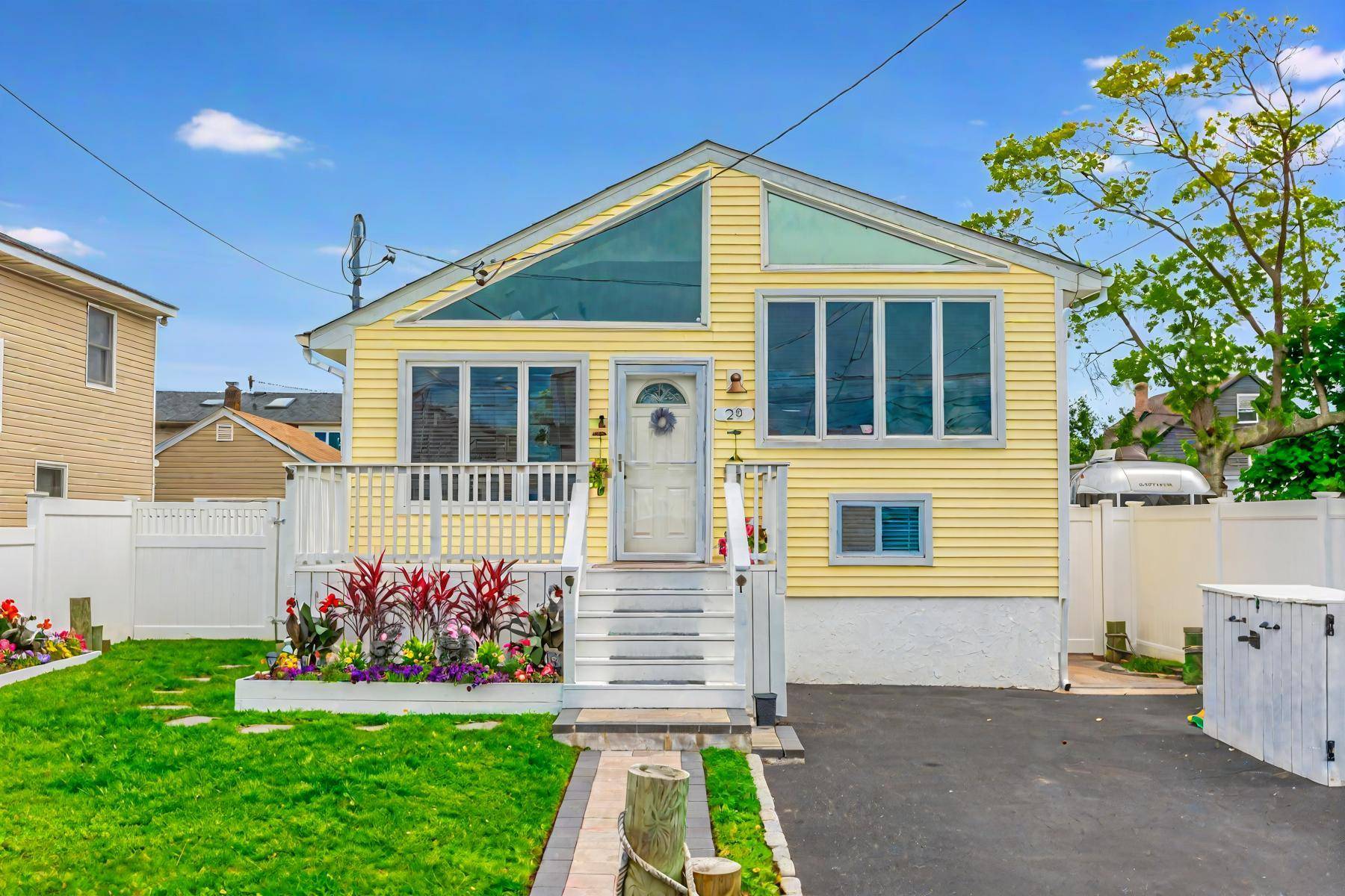 Step Into this Meticulously Maintained, Bright and Sunny Raised Split Ranch !