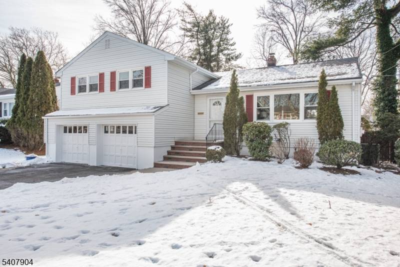 Mid century MODERN ! Welcome to 33 Tuers.