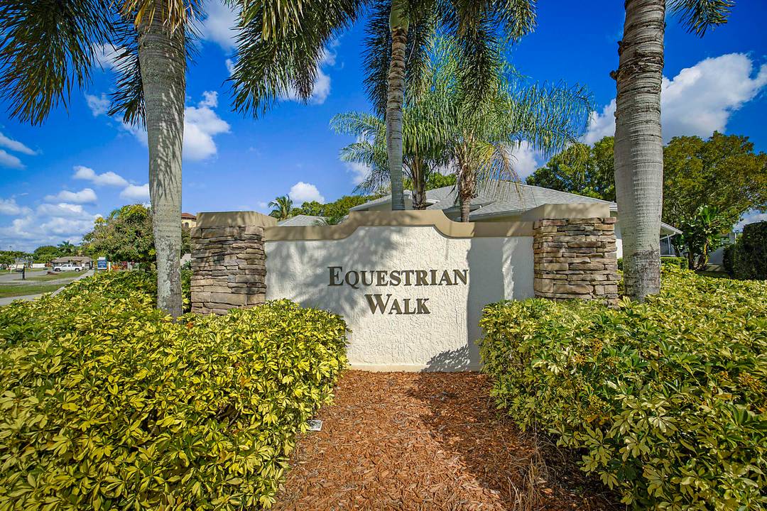 Prime location ! Fully furnished 4 2 2 single family home located in a peaceful cul de sac.