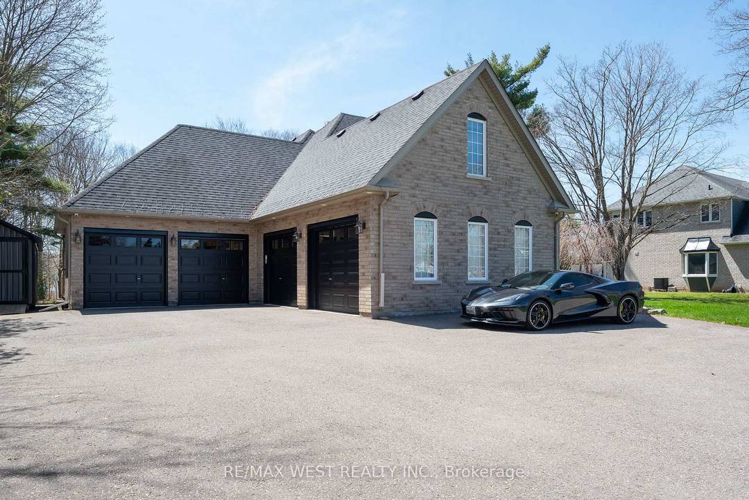 Custom Built Masterpiece in the Heart of Erin !