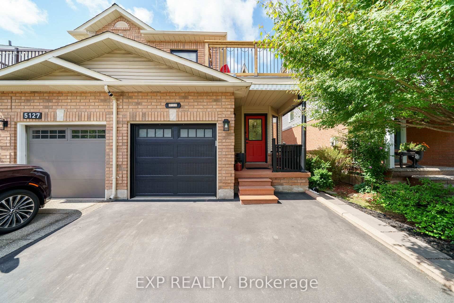 Welcome to this beautifully updated 3 1 bedroom, 4 bathroom semi detached home in Burlington's highly sought after Corporate neighbourhood.