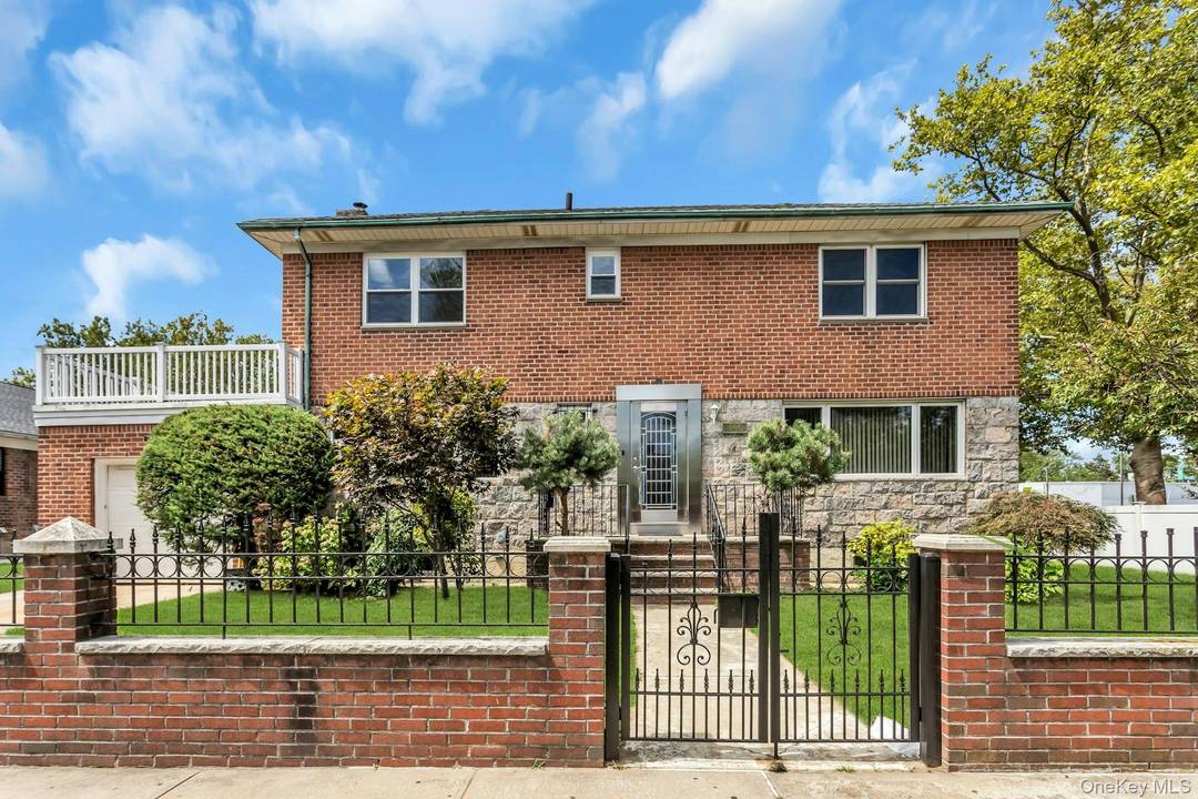 Beautiful, elegant colonial style home in the heart of Fresh Meadows.