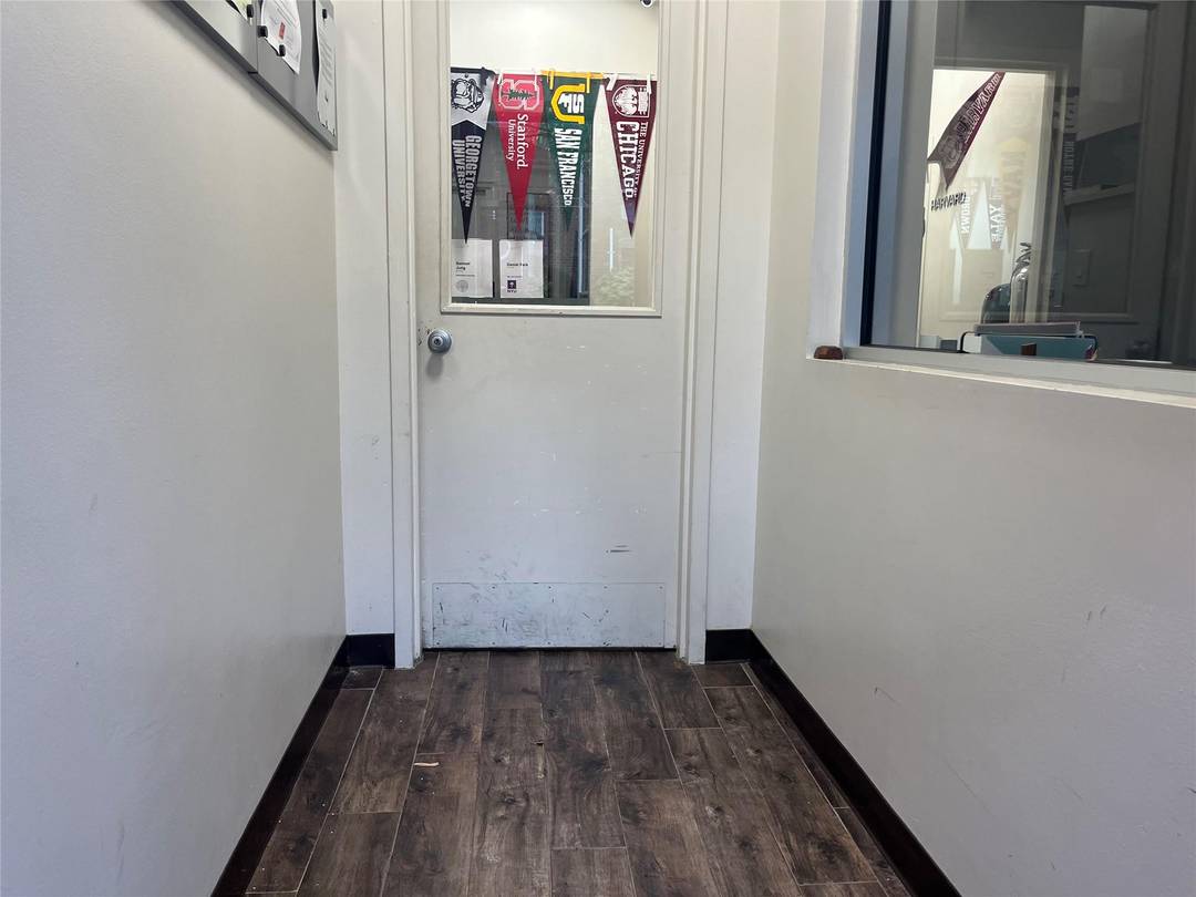 It's located 1. 5 blocks away from Northern Blvd and the Auburndale rain station.