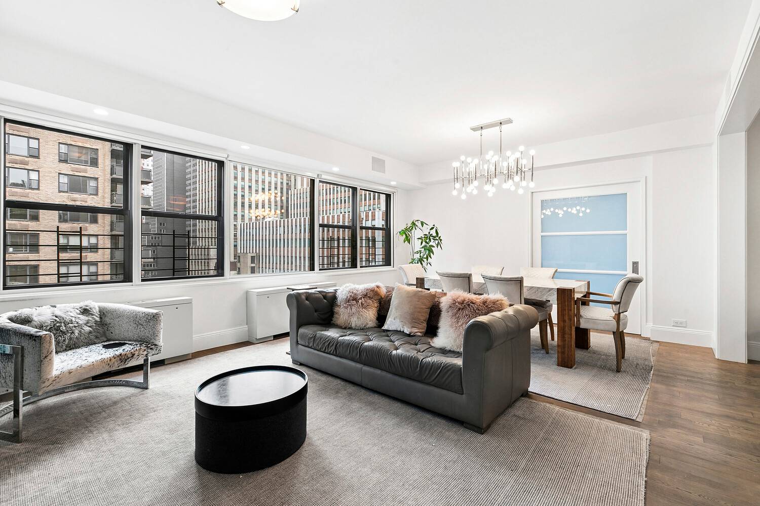 305 East 40th Street 20CD Rare Three Bedroom Three Bath Home Plus Den in Midtown Manhattan This magnificent three bedroom, three bathroom residence with a den spans approximately 2, 060 ...