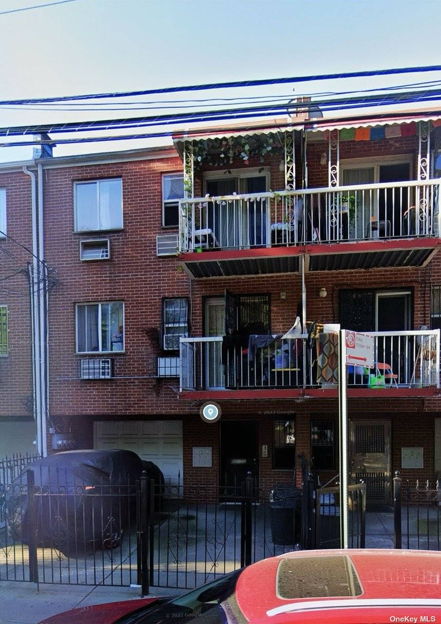 Beautiful and excellently located property in Elmhurst.
