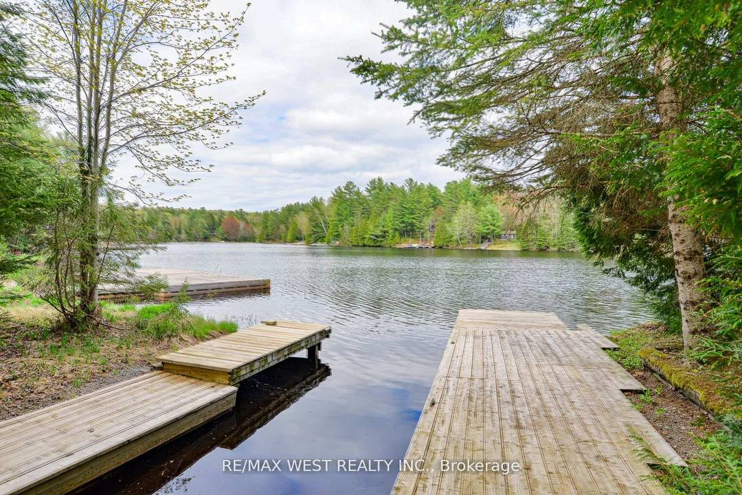 Enjoy Your Lakeside Escape at Towns End Cottage in the Lake of Bays, a serene getaway and the perfect retreat !