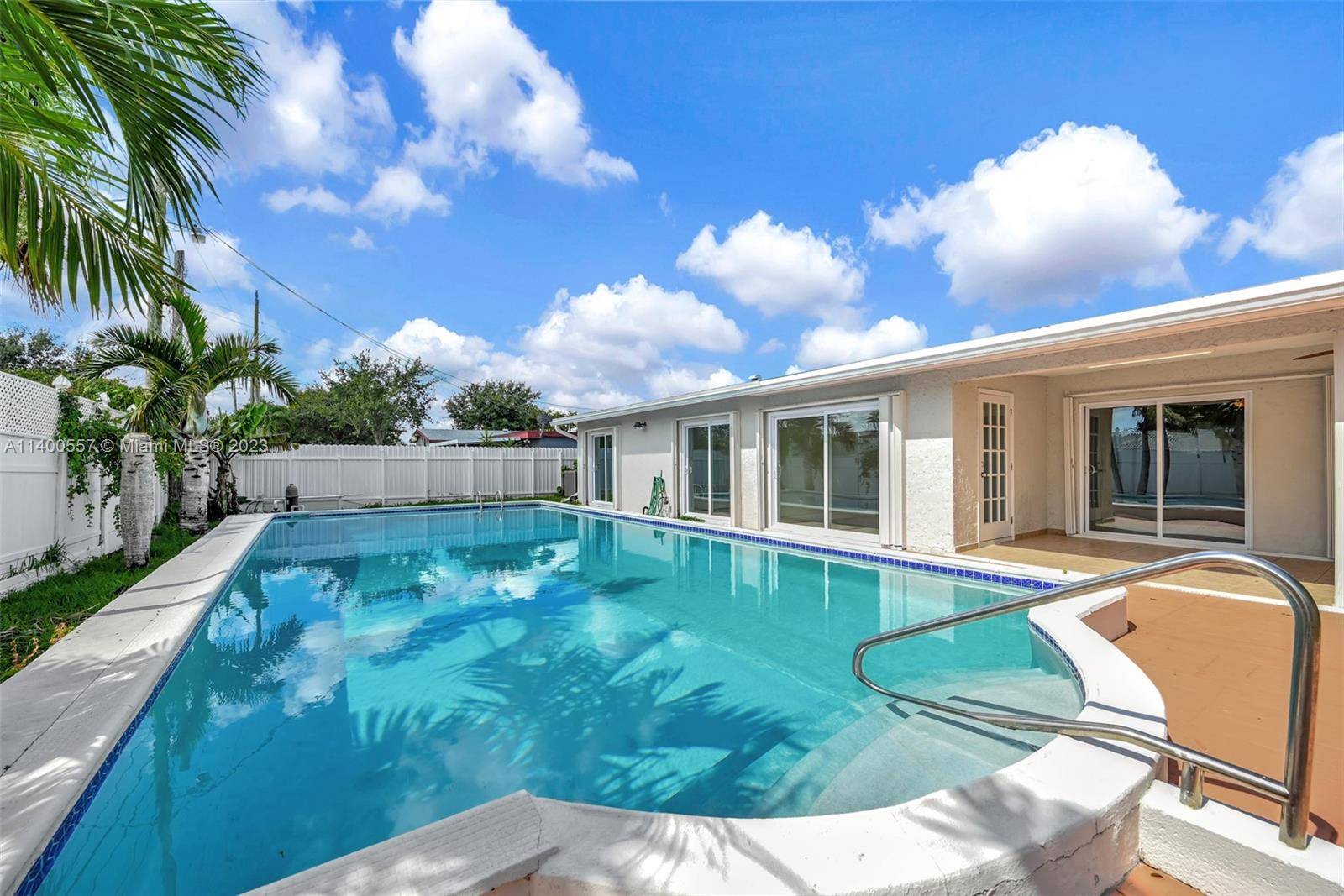 Available for rent in Miami Gardens !