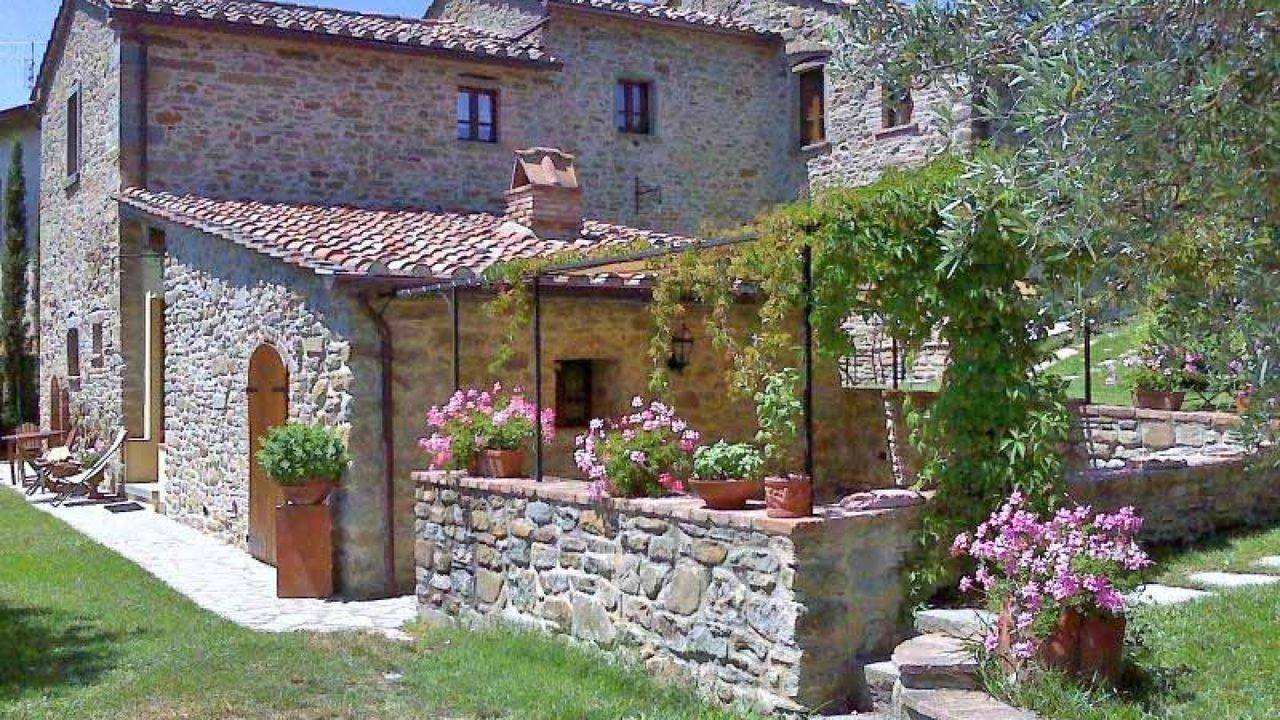 Country house in Tuscany, for sale near the town of Cortona. The farmhouse is renovated and divided into two apartments with swimming pool and garden.