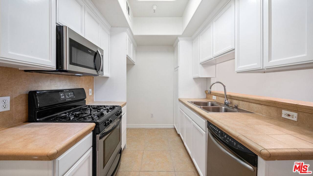 3328 OAKHURST AVE 2BR La