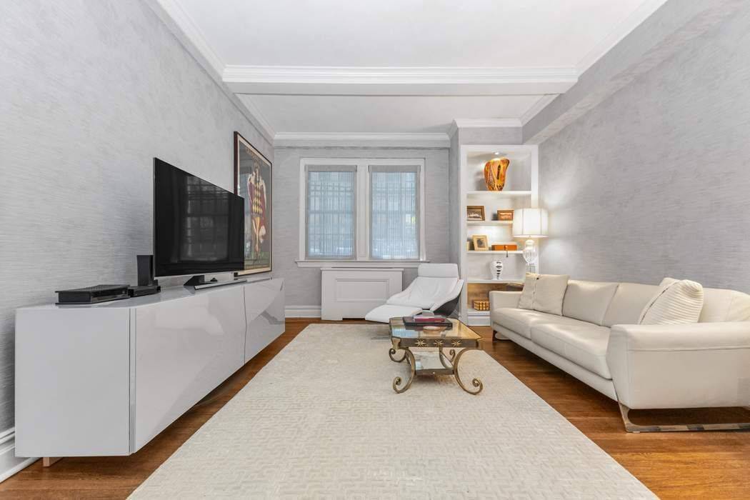 Charming Maisonette, with Townhouse Feel, in Pre War, Doorman Building in Prime Lenox Hill !