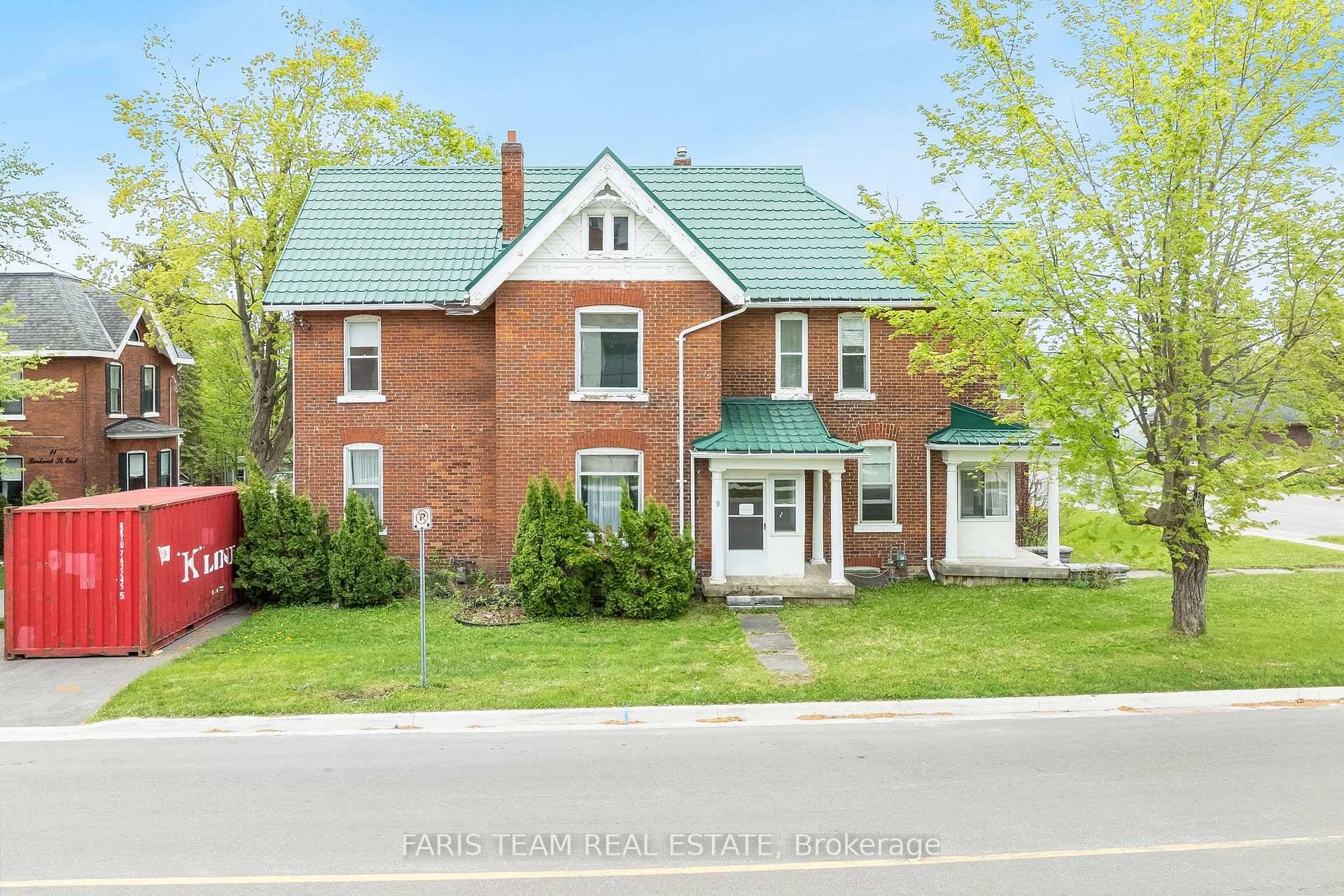 Top 5 Reasons You Will Love This Home 1 Nestled in Orillia's desirable West Ward, this prime location offers quick access to major commuter routes and everyday conveniences 2 Hosting ...
