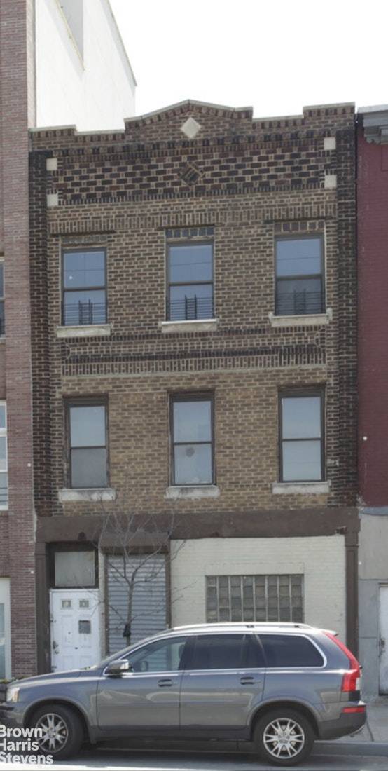 Presenting a rare and extraordinary opportunity to own the last remaining townhouse property on the coveted Columbia Street Waterfront featuring unrivaled views spanning from the Statue of Liberty to Midtown ...