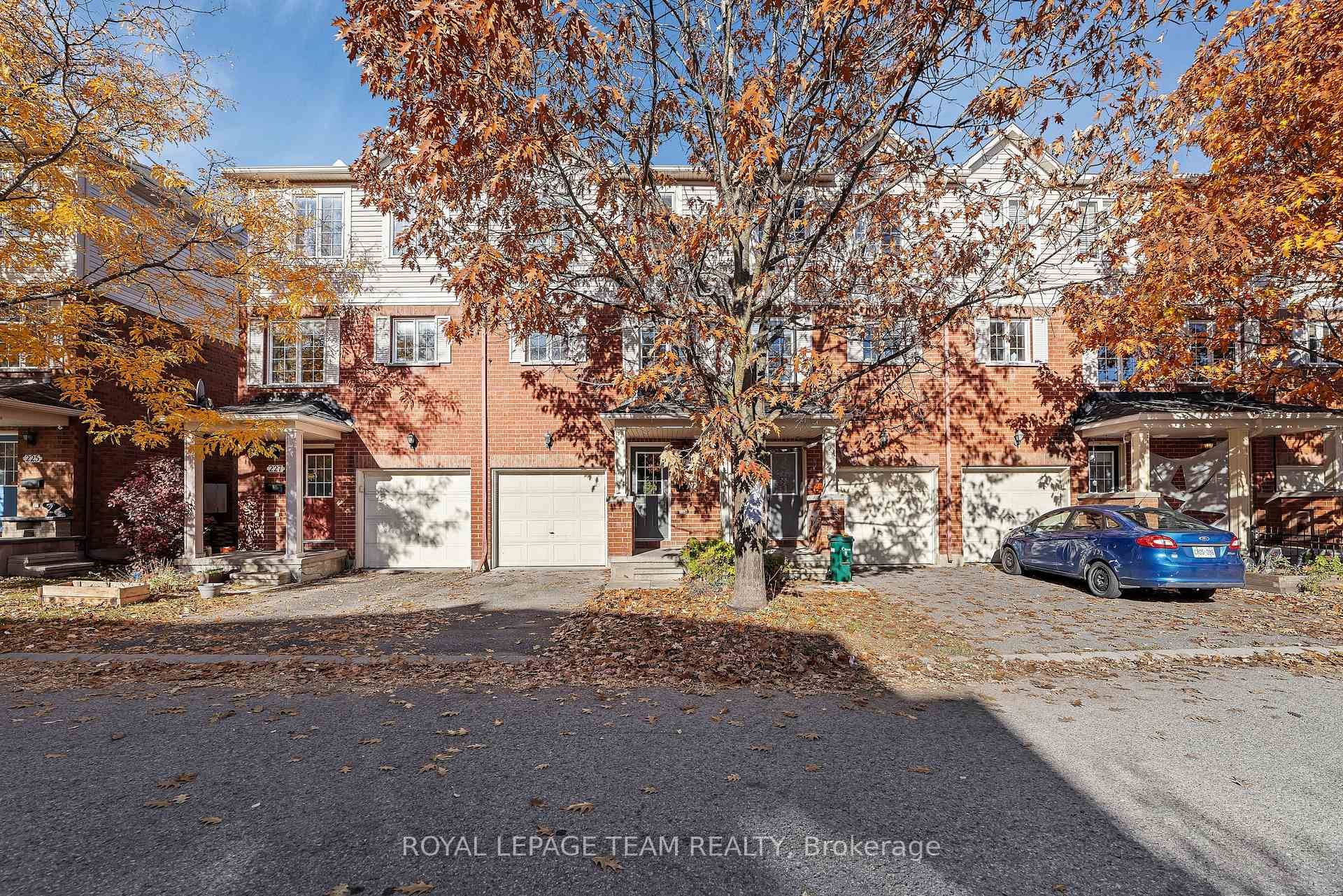 Welcome home to 229 90 Edenvale Drive in the desirable Village Green community of Kanata !
