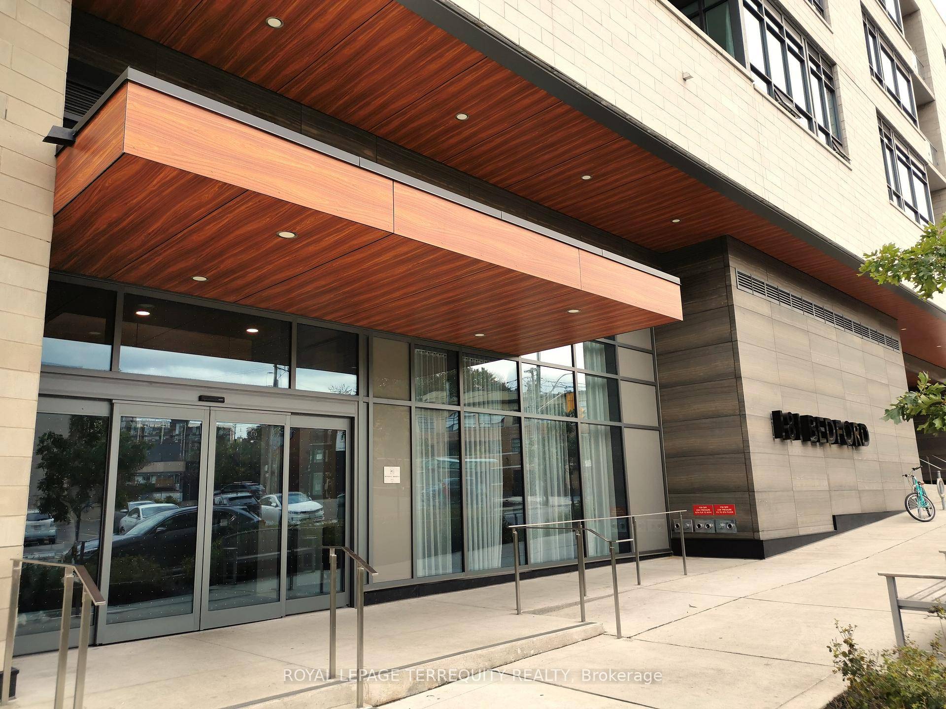 Bright Luxury Condo In The Upper Annex.