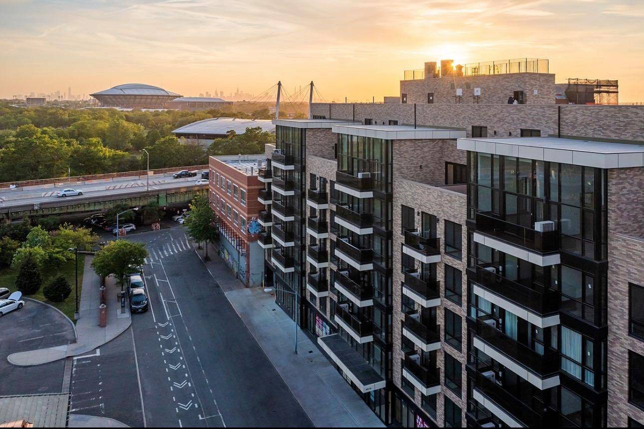 Young luxury Condo located in the heart of Downtown Flushing.