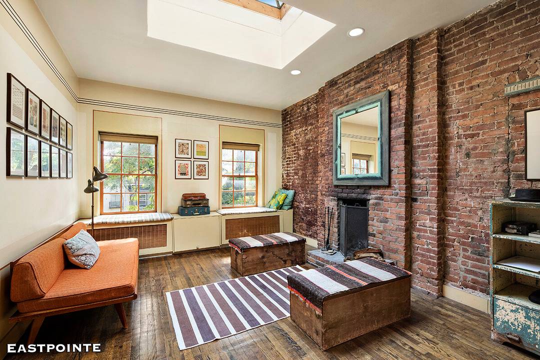 Residence 4B Chelsea Living at Its Finest Welcome home to this stunning residence in the heart of Chelsea.