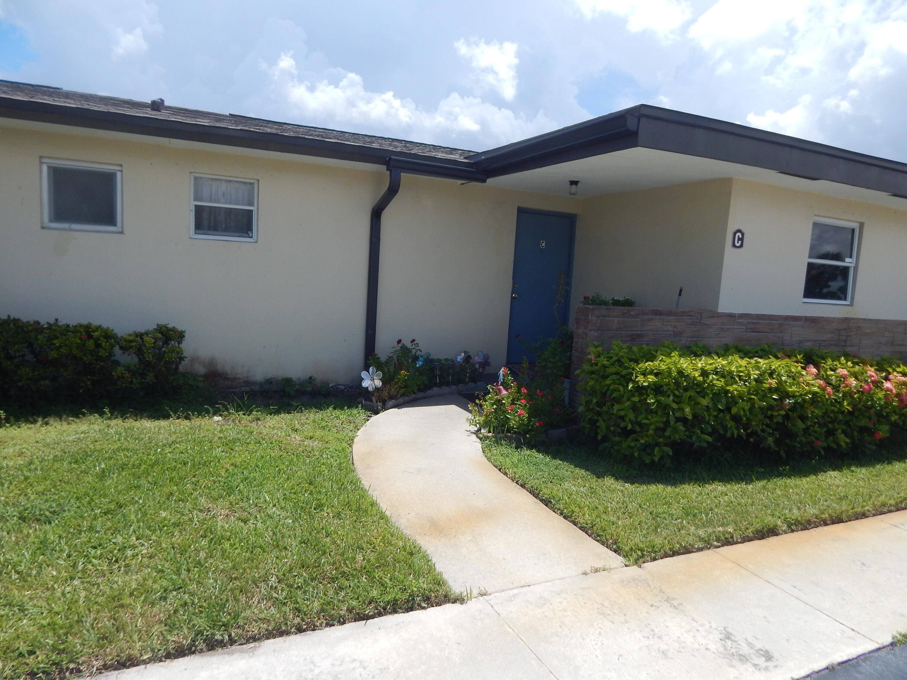 Very nice 1 1 Condo Villa in desirable Ashley, Cresthaven, West Palm Beach.