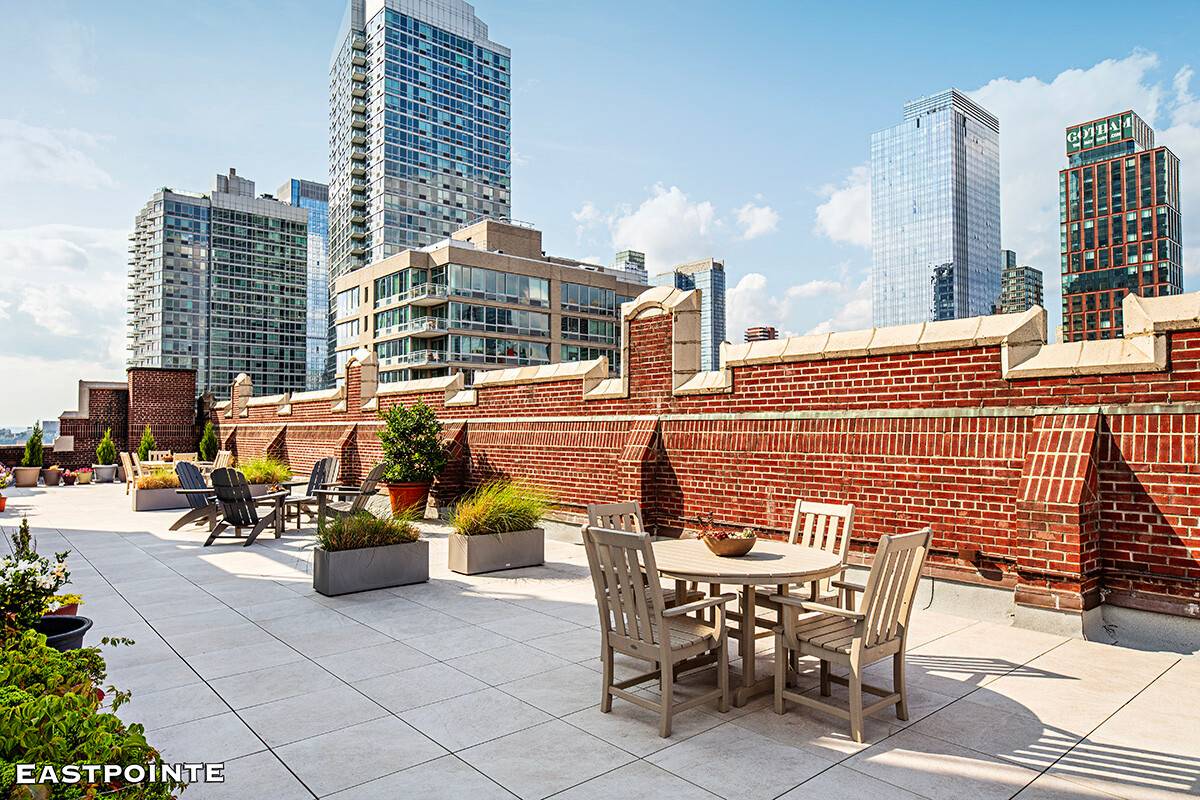 New to Market, Rarely Available Hudson Yards Loft Residence 6D is a stunning, spacious loft in the trendy Hudson Yards neighborhood of Manhattan.