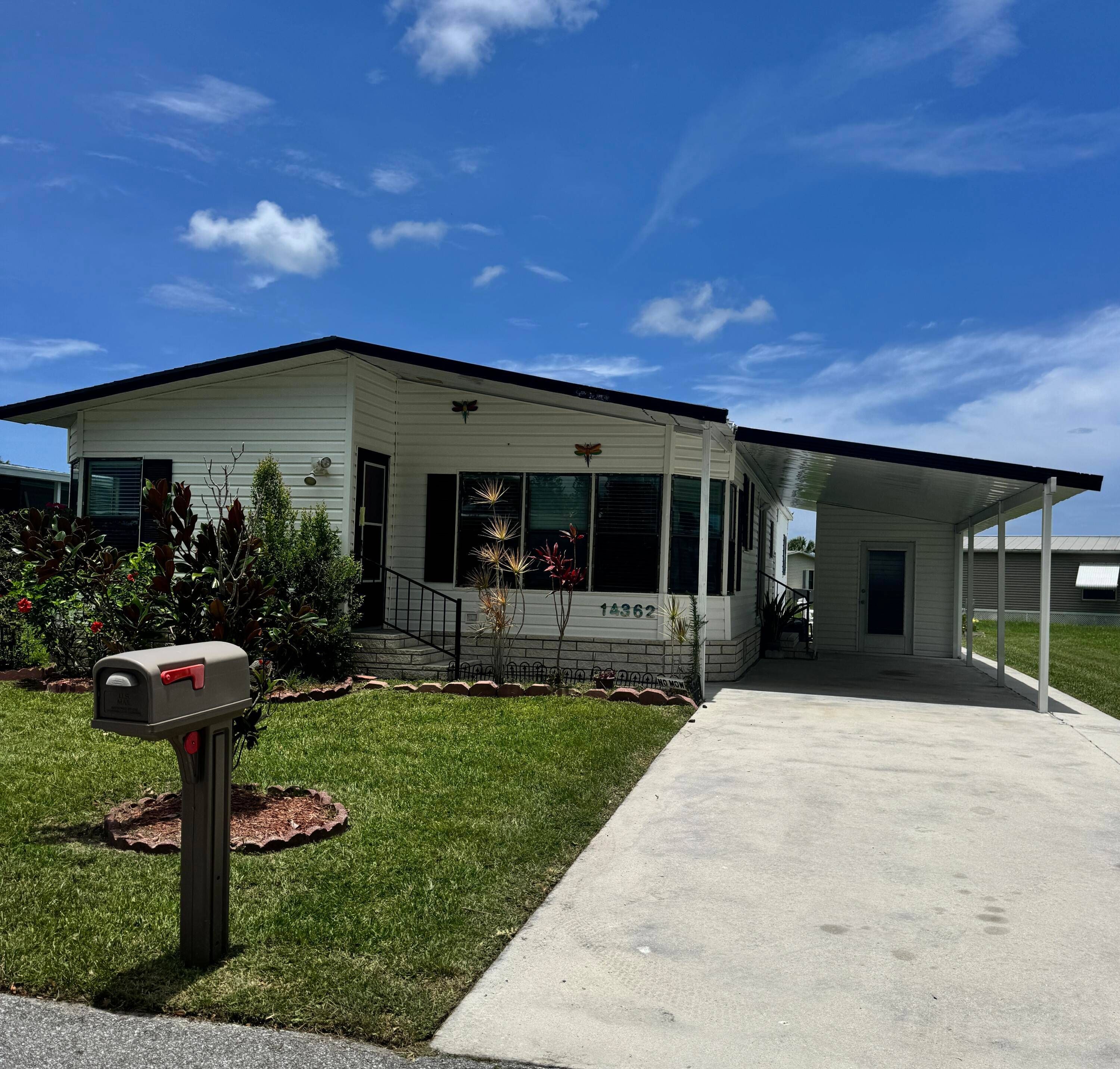 Very well kept 2 bedroom 2 bath home in the desirable 55 Spanish Lakes community.