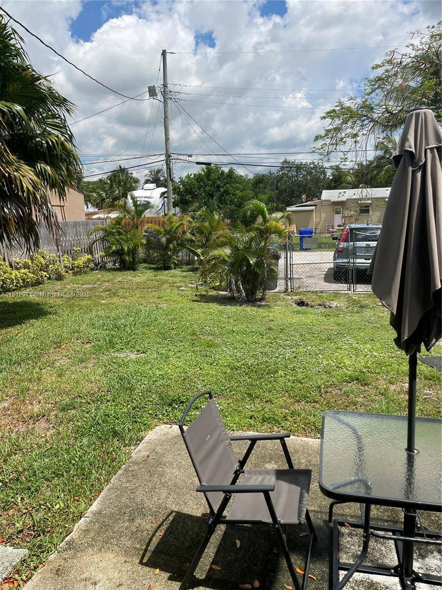 Exceptional Investment Opportunity Multi Unit Property in Hollywood Presenting a rare investment opportunity in a prime area of Hollywood !