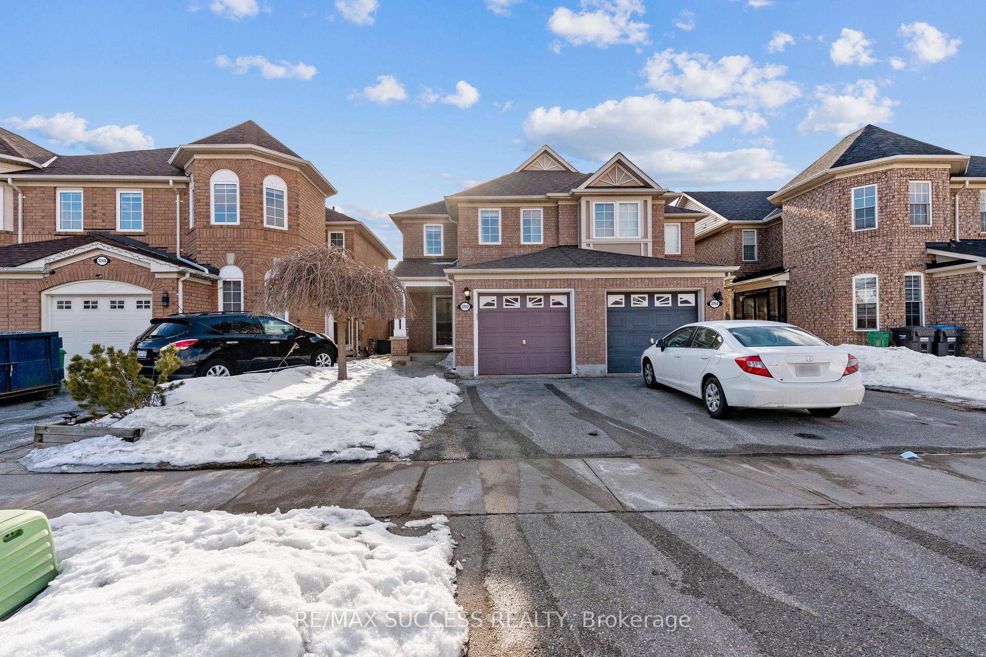 Welcome to this gorgeous and impeccably maintained semi detached home nestled in a friendly Lisgar neighborhood !