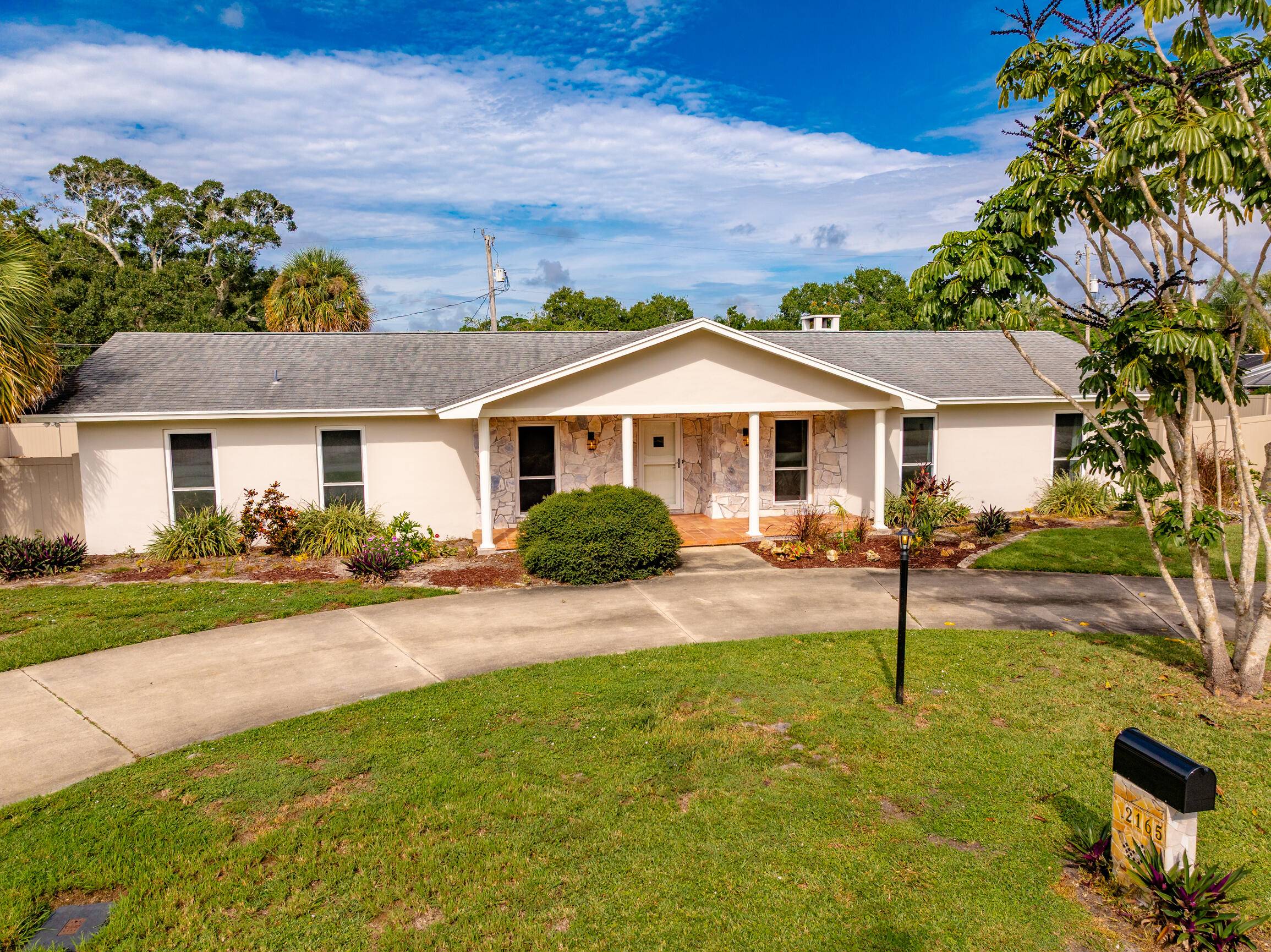 Spacious 4BR 4BA flex room, home on almost half an acre in Vero Beach !