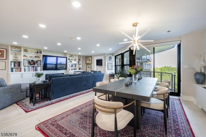 Loft Style 1BR Den with NYC Views !