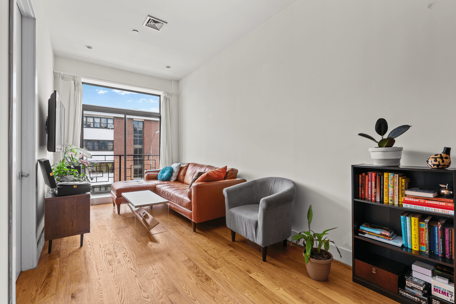 Space, Privacy and Convenience Floor through apartment ; 2 flights up 1, 086 sqft ; 2 bedrooms and 2 full bathrooms with tub Private mudroom entry for coats, umbrella, and ...
