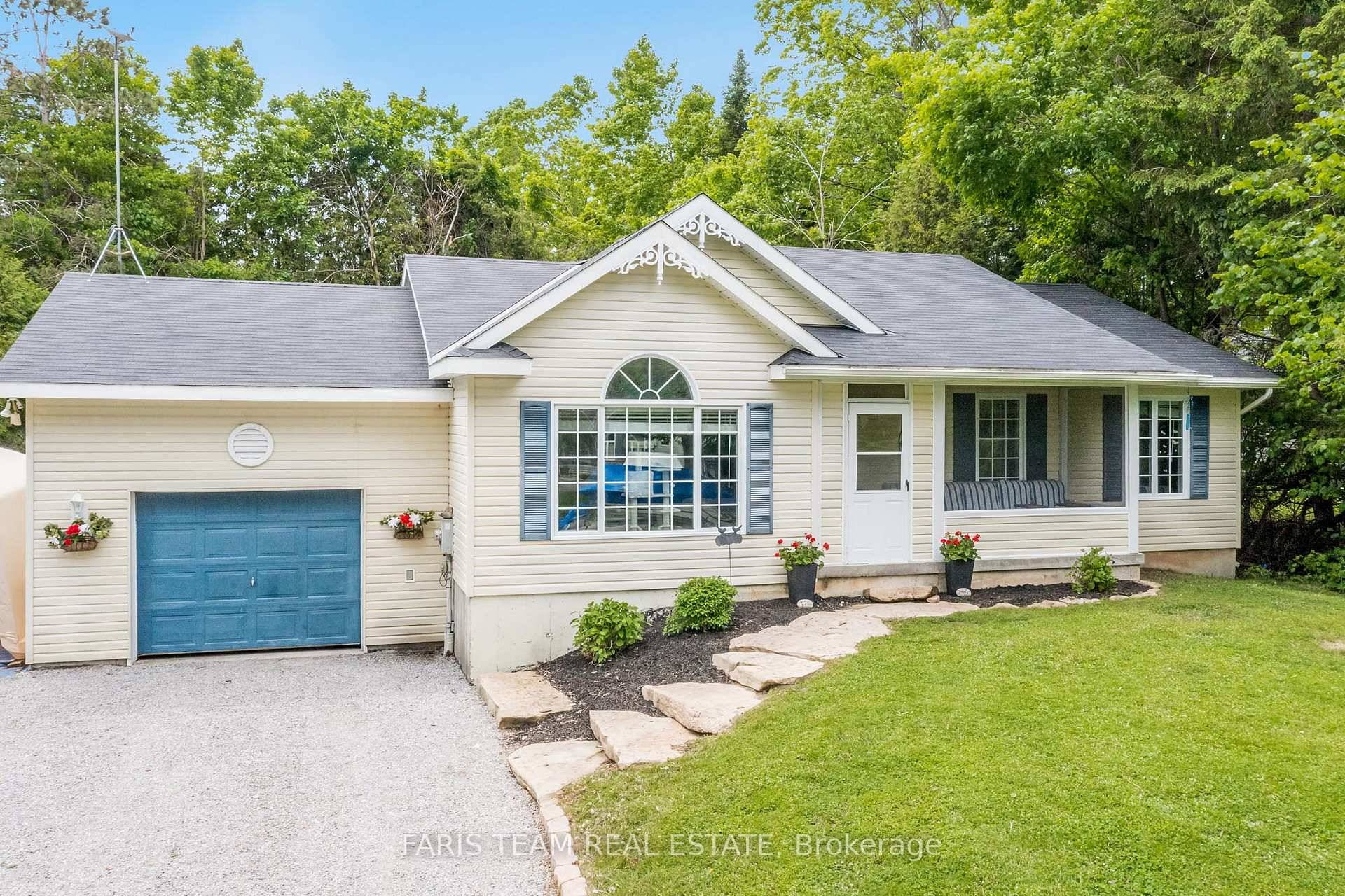 Top 5 Reasons You Will Love This Home 1 Savour breathtaking, uninterrupted lake views that elevate everyday living, along with the added special benefit of a home theatre tailored to ...
