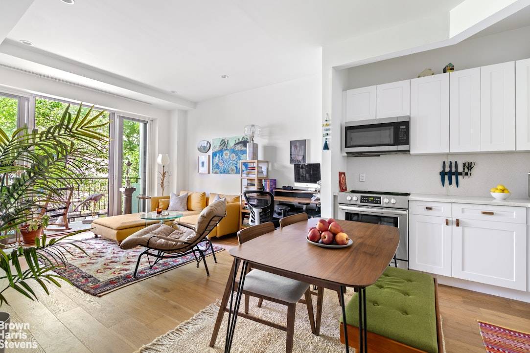 This lovely one bedroom in a 7 unit boutique condo has it all private outdoor space, a washer dryer in unit, is pet friendly and comes with private storage !