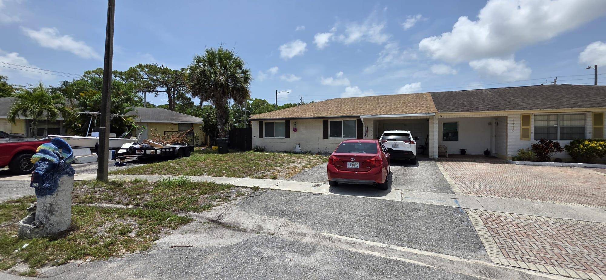 Beautiful Total 3 bedrooms, 3 baths CBS 1 2 duplex villa style home in the city of Greenacres.