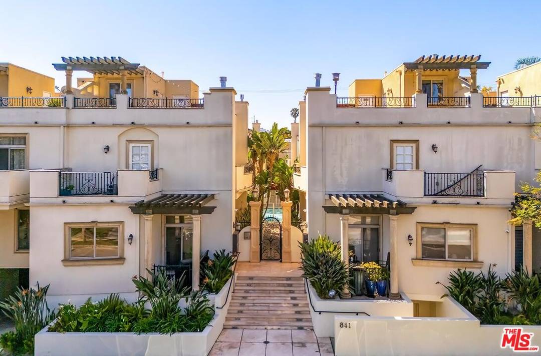 841   Westmount Dr 2BR Sunset Strip La
