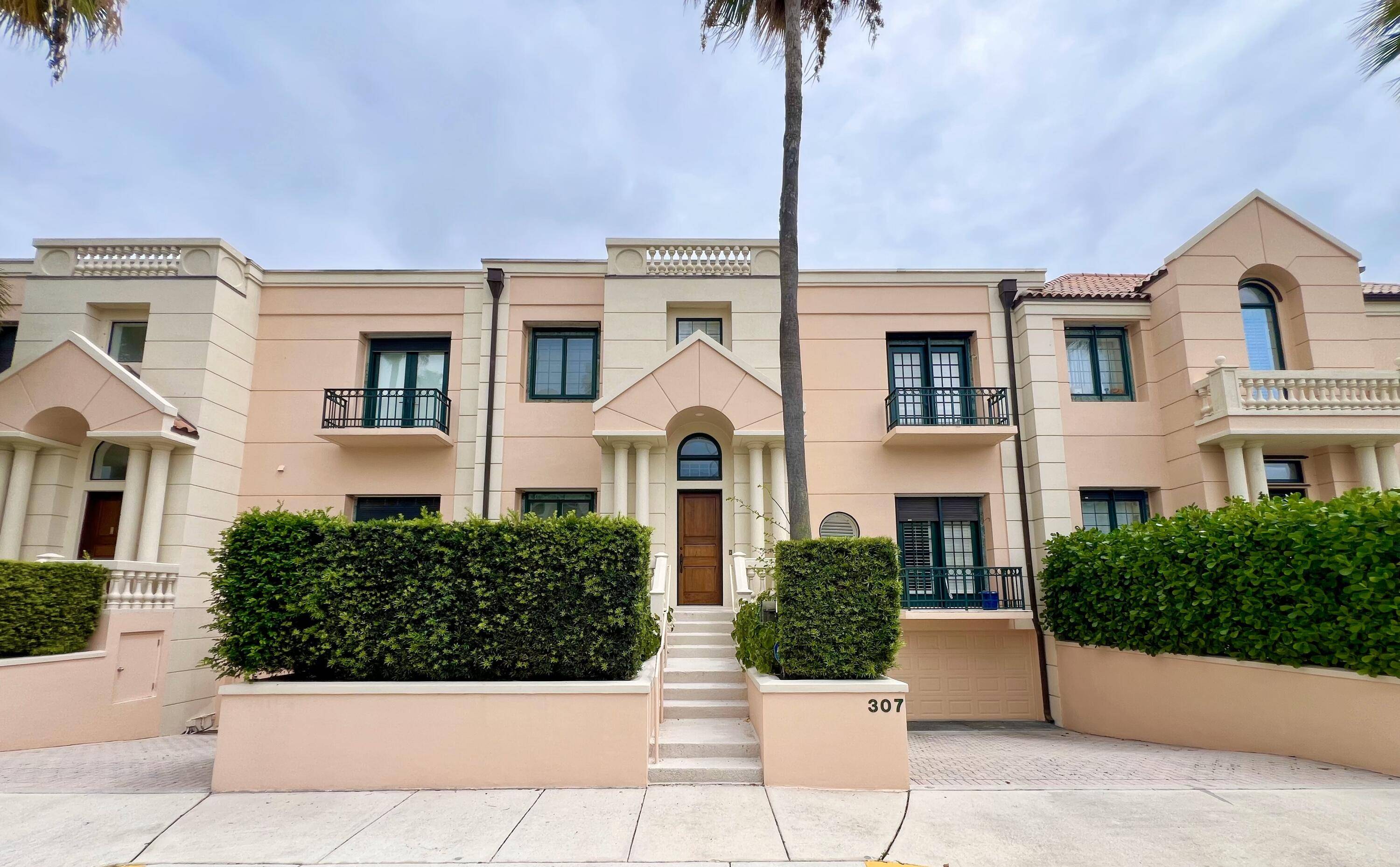 Fantastic Villa Plati townhouse in the heart of town with beautiful Intracoastal views.