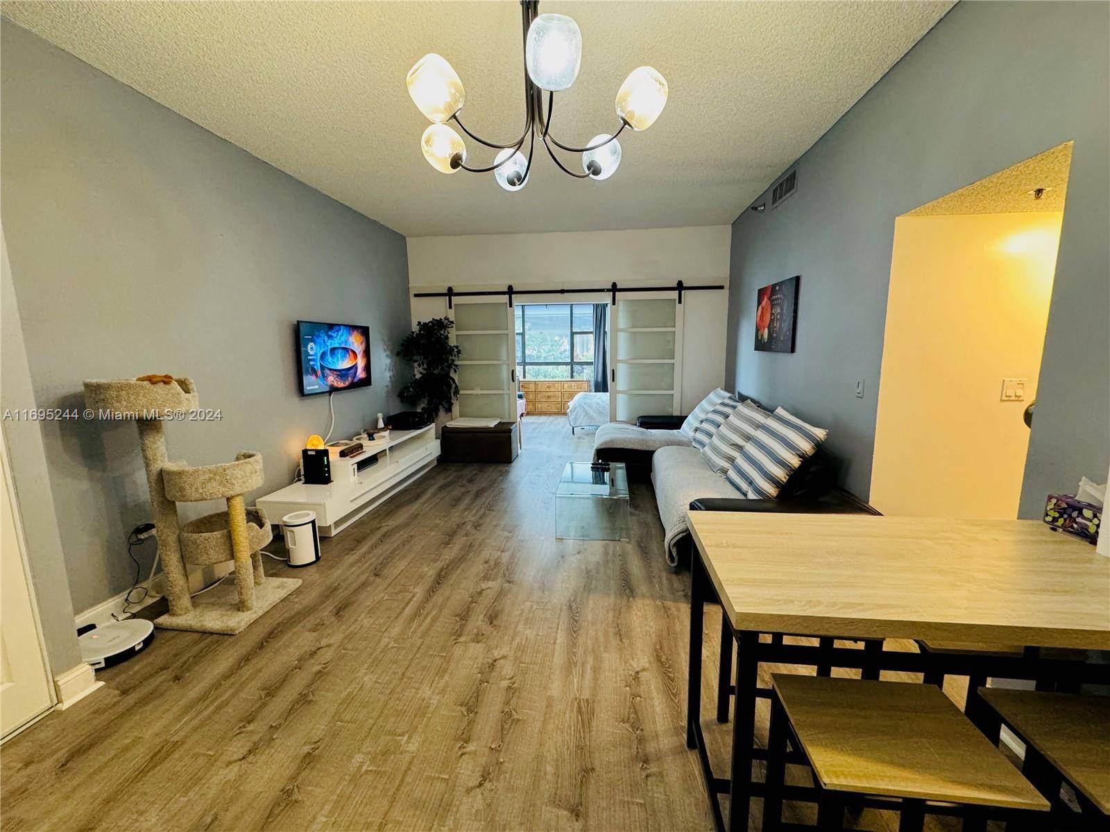 Beautiful unit 1 bedroom plus Den 1 bath 998 sf in Aventura.