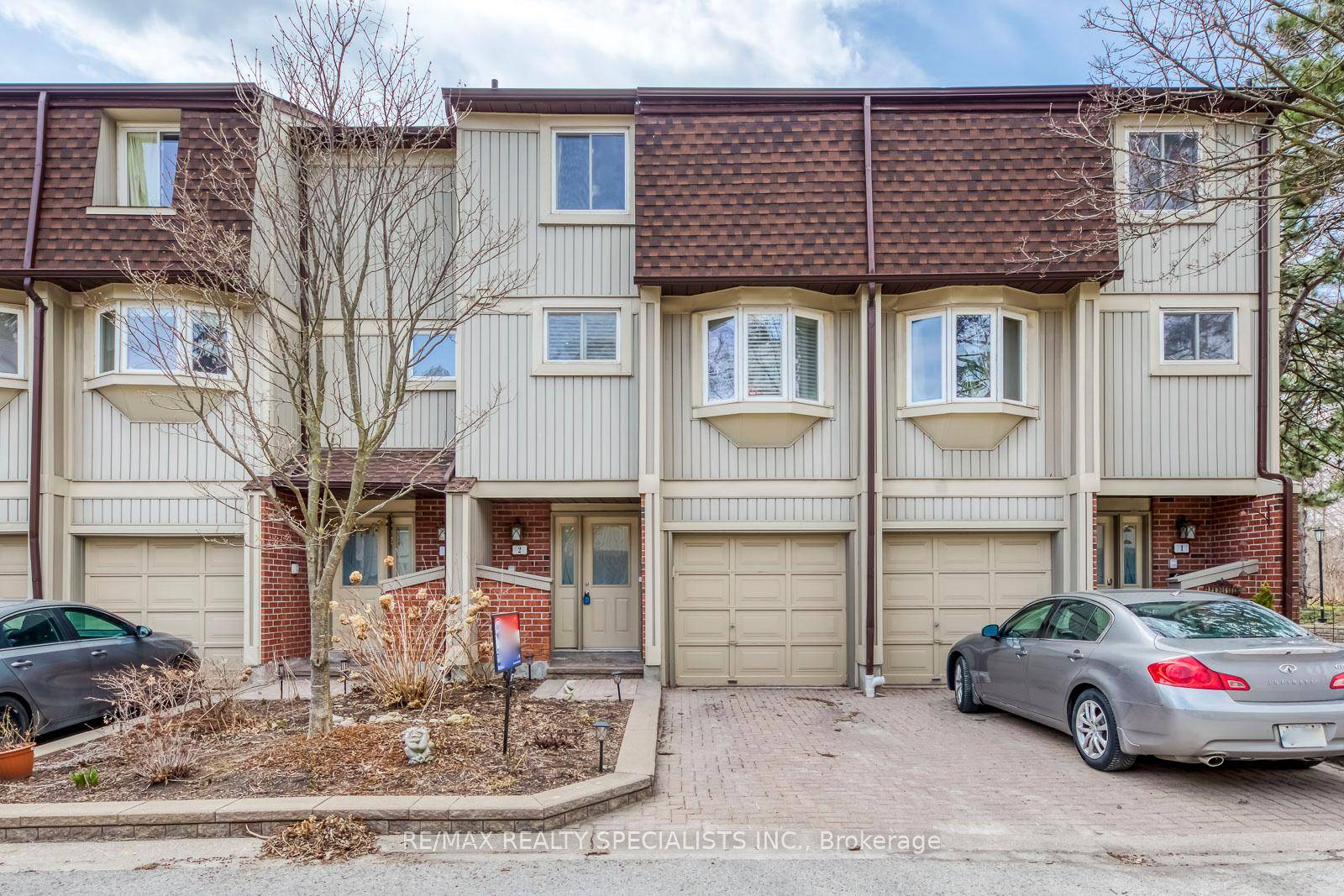 Welcome to Walden Spinney, a beautiful exclusive community with a forested trail, tennis courts, a swimming pool, squash courts, and other facilities.