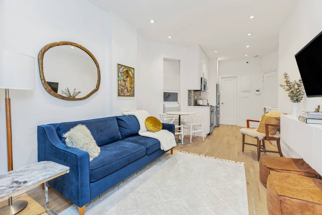 MOVE IN READY ONE BEDROOM NO BOARD PACKAGE NO BOARD APPROVAL 95 FINANCING PERMITTED UNLIMITED SUBLETTING Completely renovated, bright and spacious one bedroom with 9 foot ceilings and pristine hardwood ...