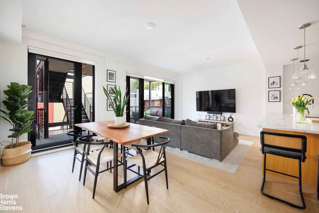 Mint condition 2 bed, 2 bath condo in the heart of Williamsburg !