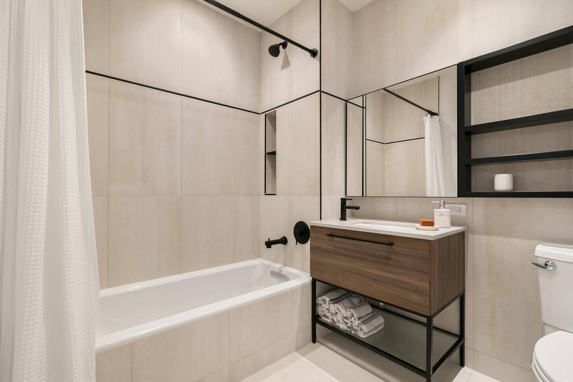 STUDIO RESIDENCE WITH PRIVATE TERRACE OVERLOOKING MCCAREN PARK !