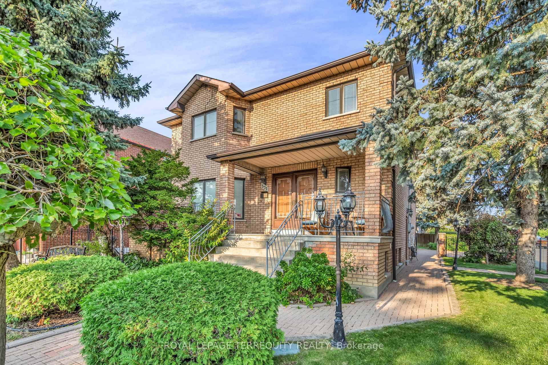 Elegant 4 Bedroom Custom Home on One of the Largest Lots in the Neighbourhood.