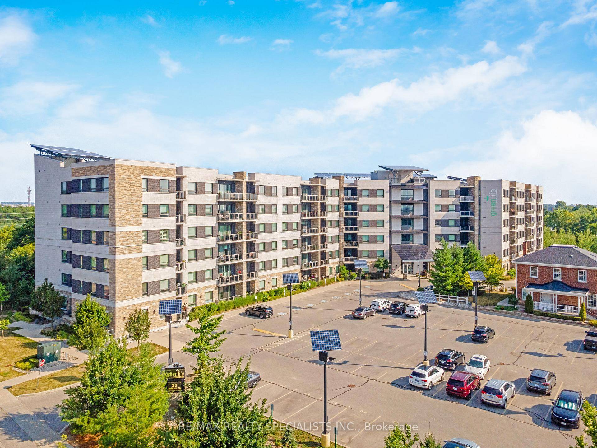 2 PARKING SPACES Enjoy top floor luxury living at 33 Whitmer St.