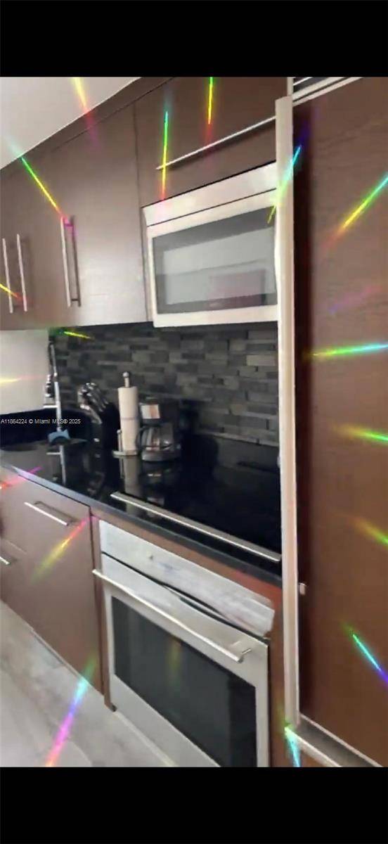 Spacious fully furnished studio unit with great views of Miami River and Downtown Miami, located in the famous luxury Icon Brickell building.