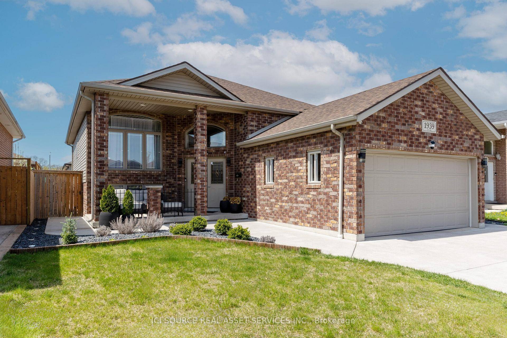 For Sale Beautiful Home in a Quiet and Perfectly Located Neighborhood Windsor, ON Looking for a cozy home in a peaceful, safe area with wide streets and friendly neighbors ?