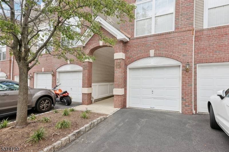 Welcome to comfort and convenience in Clifton desirable Riverwalk community !