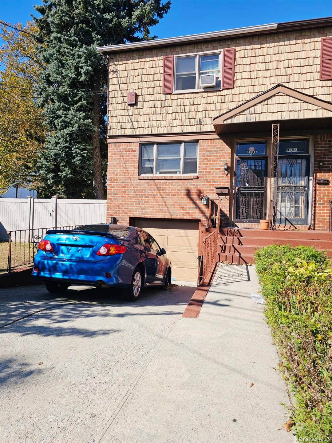 Stunning Semi Detached Family Home in Canarsie, Brooklyn, NY Welcome to this immaculate semi detached single family home nestled in the charming neighborhood of Canarsie, Brooklyn.