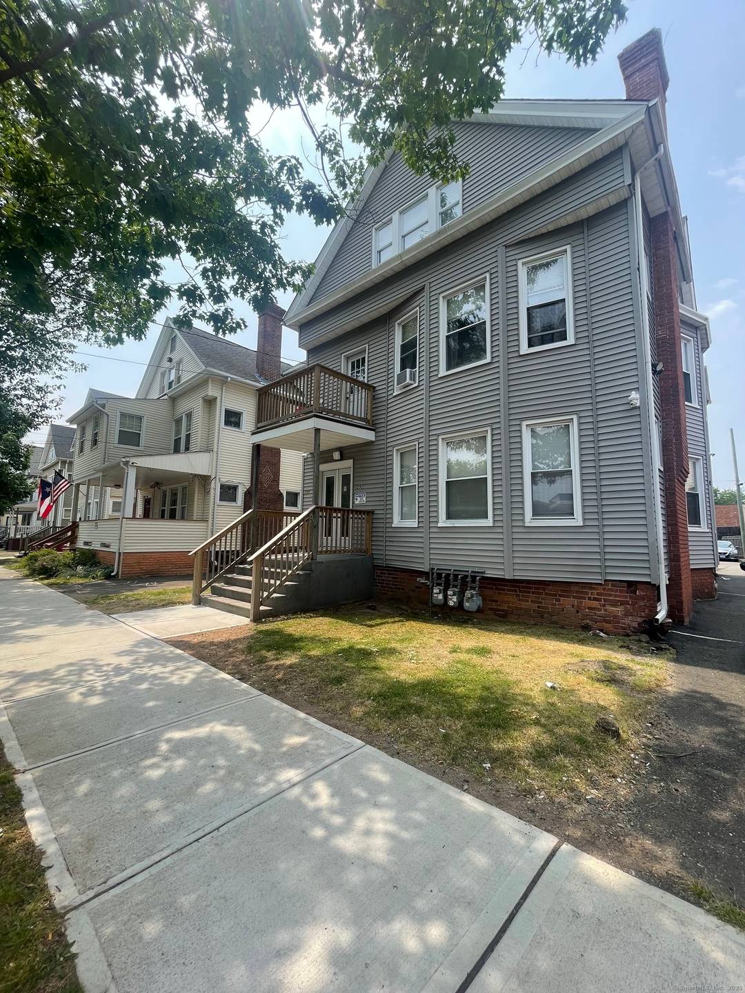 Great investment opportunity located in a highly desirable area next to Yale Hospital and within walking distance of local stores.